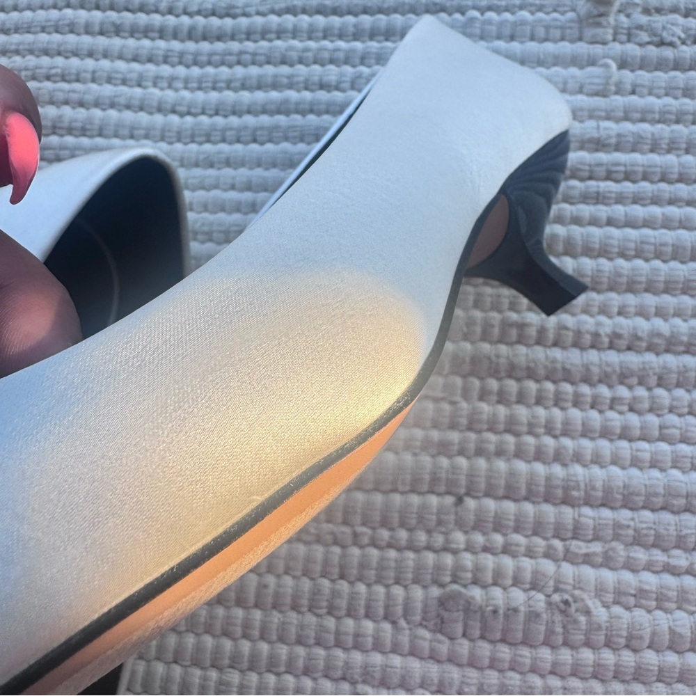 Katy Perry White Pointed Toe Pumps Micro Heel Rosette Statement 7 - Picture 6 of 9